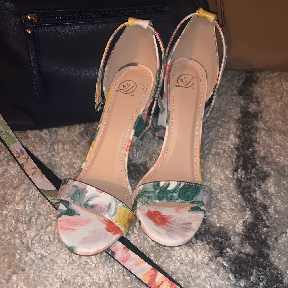 BUNDLE of 3 floral open toe block heels & matching belt & solid wristlet